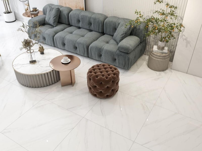 Gạch 80x80 với vân đá trắng lát nền phòng khách sẽ tạo cảm giác không gian trở nên rộng lớn, thanh lịch và sang trọng