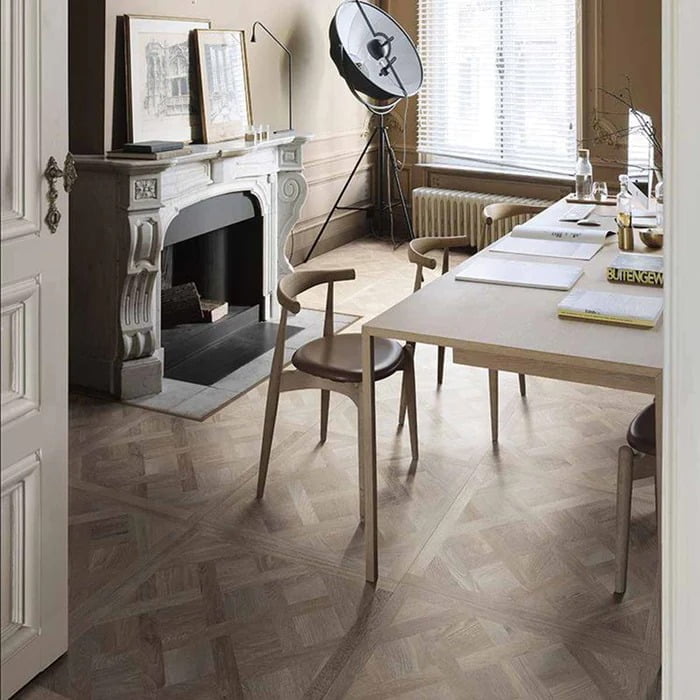 Gạch lát nền phòng khách vân gỗ 80x80 đem lại sự ấm áp, mộc mạc và sang trọng cho không gian sống