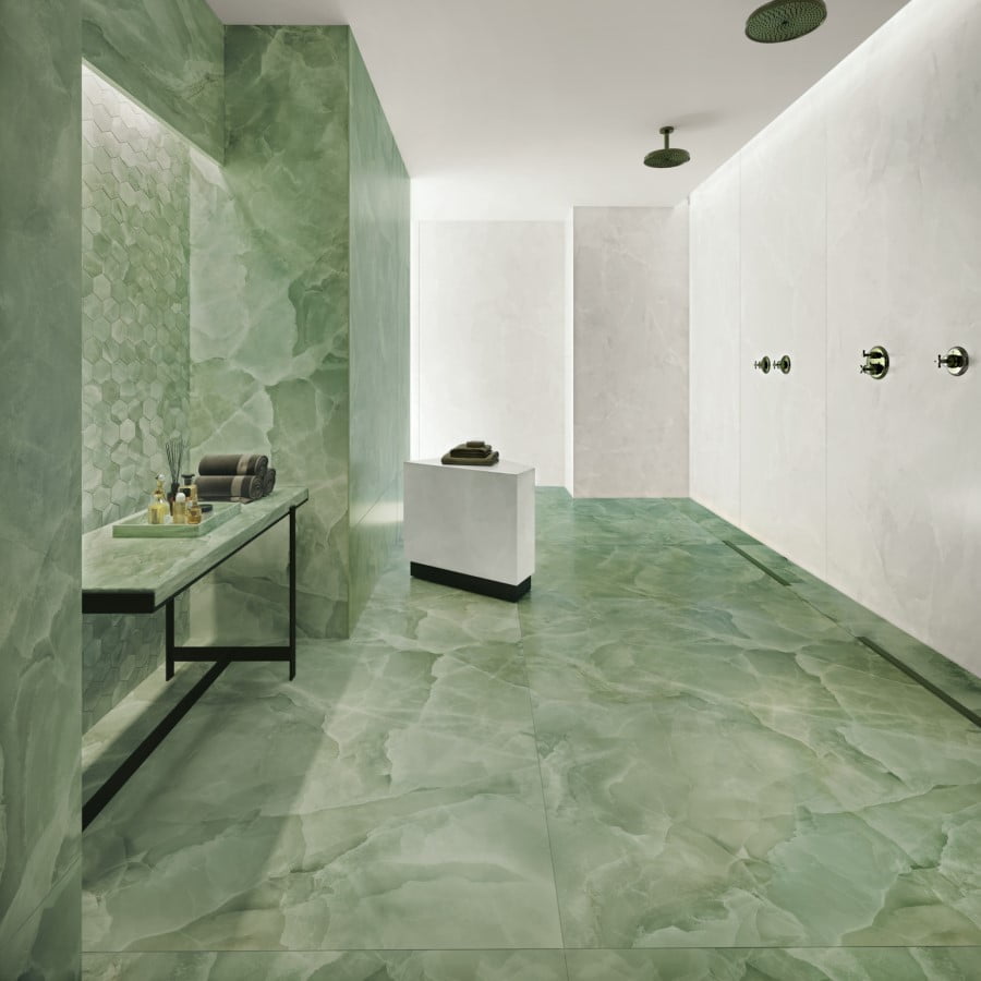 Phối gạch màu xanh ngọc bích trong nhà tắm với màu trắng tạo nên thiết kế hiện đại, tươi mới và tinh tế.