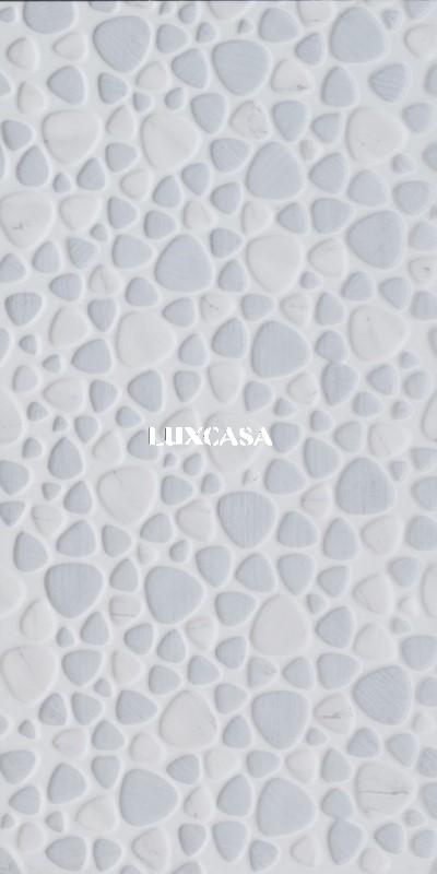 Lựa chọn gạch lát sân hình sỏi kích thước 30x60 màu xám nhạt giúp tạo bề mặt sân vườn mềm mại, thanh lịch và hài hòa với thiên nhiên