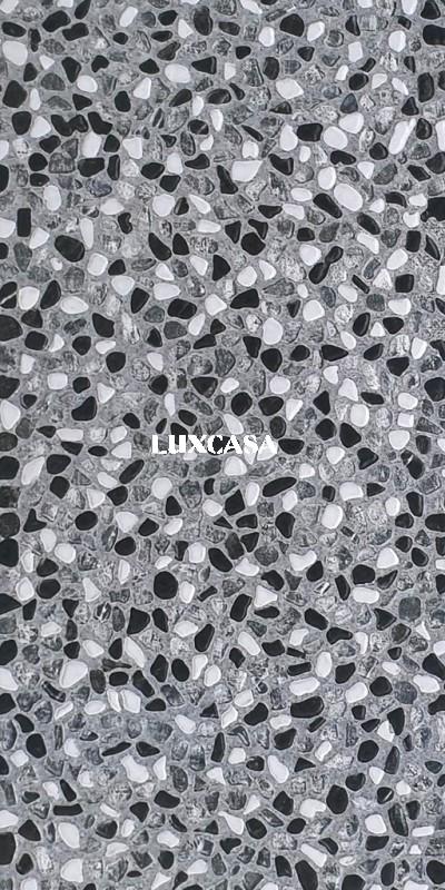 Sử dụng gạch lát sân hình sỏi kích thước 30x60 màu tối để tạo nên một không gian ngoại thất đậm chất sang trọng và đa dạng