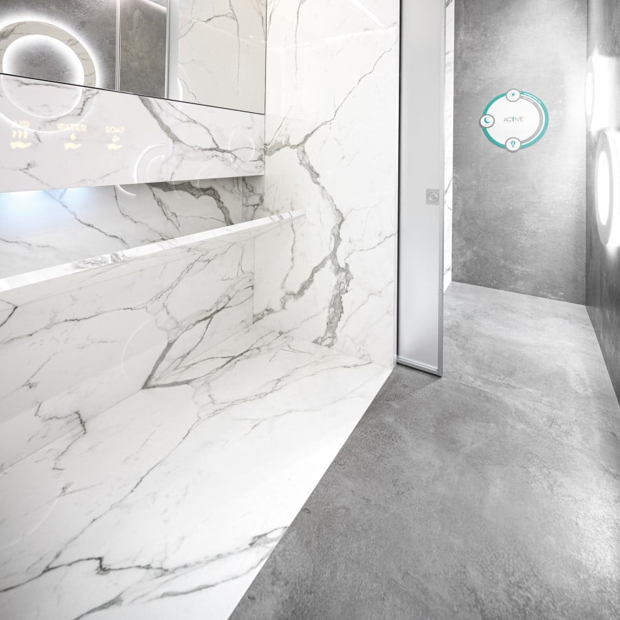 Nhà tắm được trải qua quá trình ốp lát gạch trắng, tạo nên không gian sạch sẽ và dễ dàng cho việc lau chùi hàng ngày.