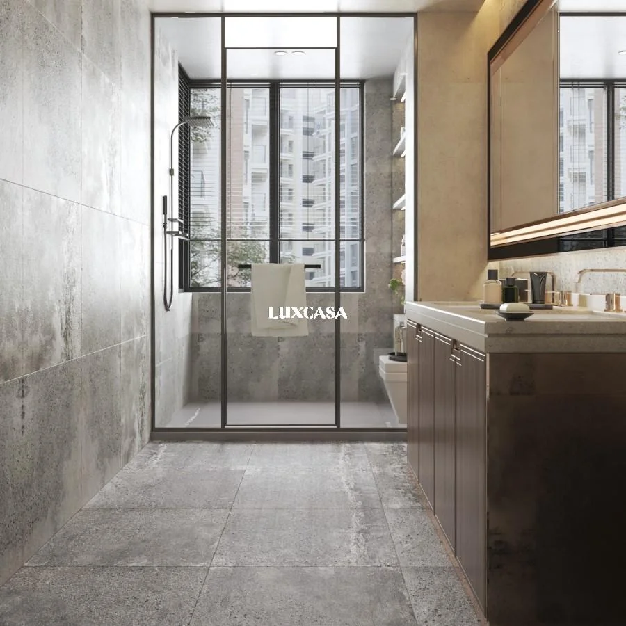 Sử dụng gạch ốp lát màu xám vân đá tự nhiên trong phòng tắm không chỉ tạo sự thanh lịch mà còn đảm bảo tính an toàn với khả năng chống trơn trượt.