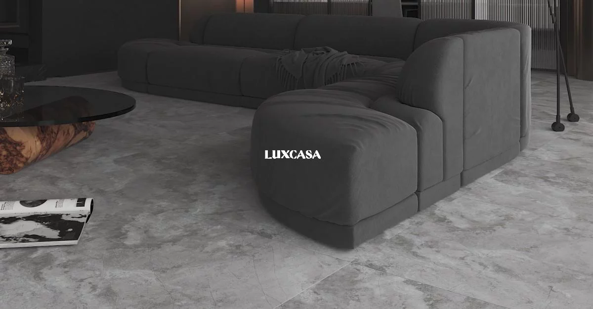 Sự hài hòa và sự cân đối trong căn phòng được tạo ra bởi việc kết hợp giữa màu xám của gạch nền vân đá và tông đen.