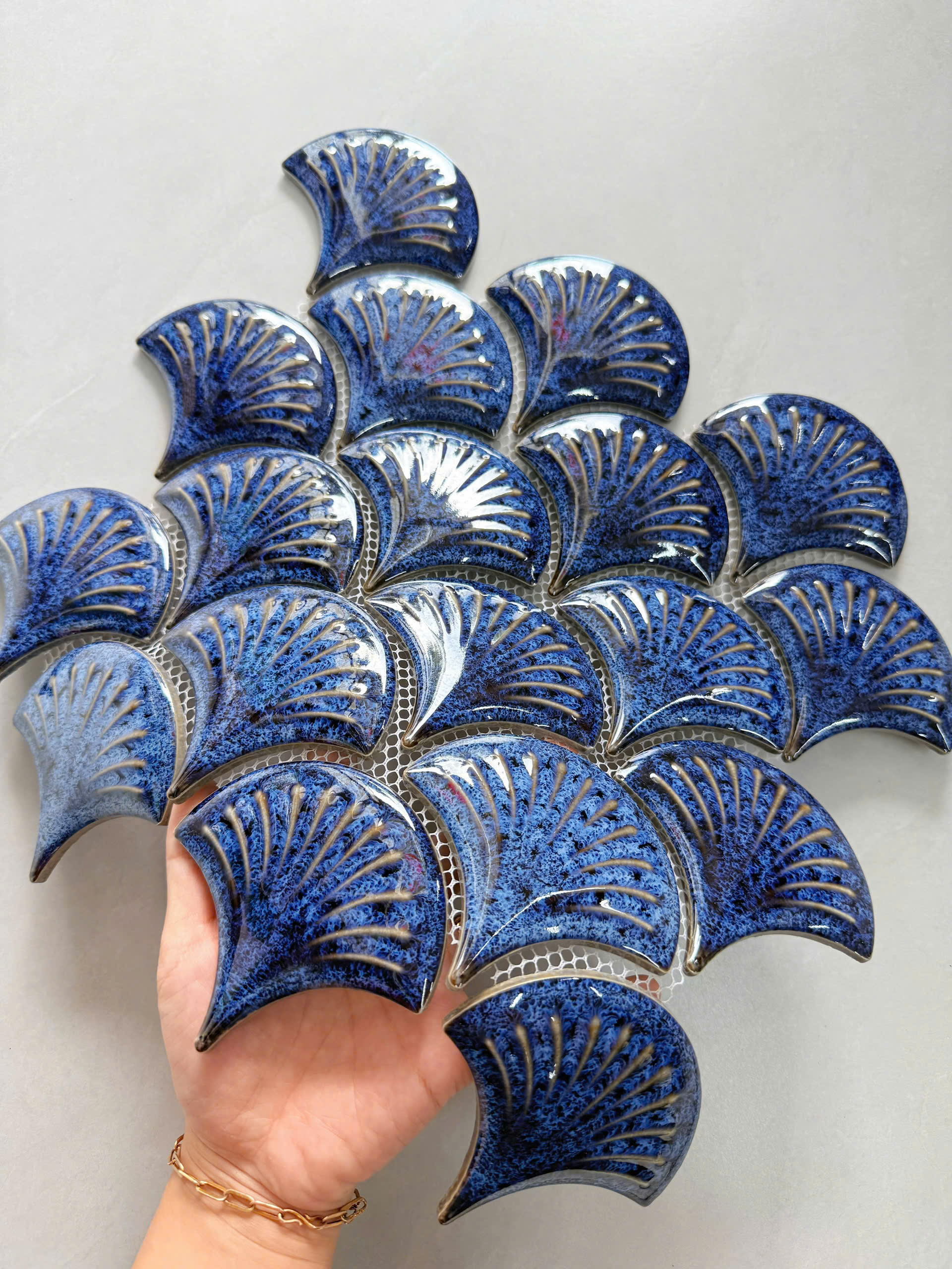 Gạch vảy cá màu xanh dương