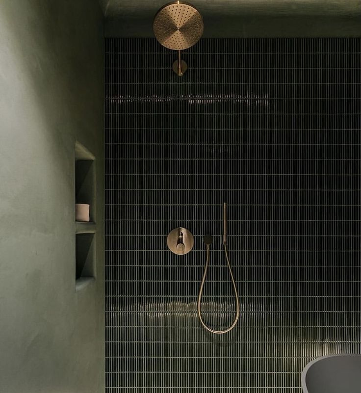 Mẫu gạch thẻ mosaic màu xanh rêu ốp tường nhà tắm