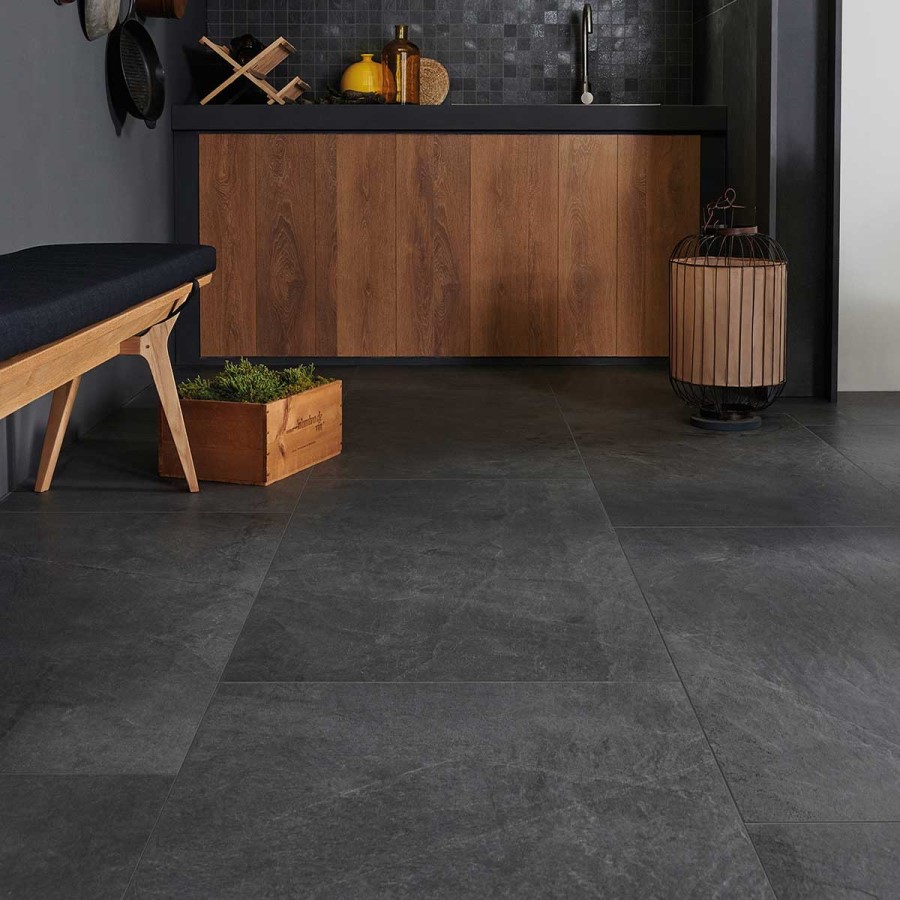 Gạch 60x60 chống trơn, màu tối, tạo sự ấm áp khi kết hợp với vật liệu tự nhiên như gỗ, làm nổi bật không gian với sự hiện đại và ấn tượng.