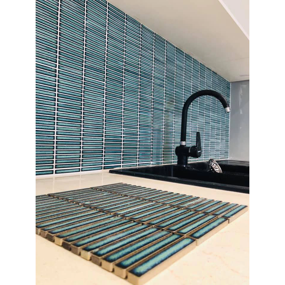 gạch mosaic thẻ màu xanh ốp bếp