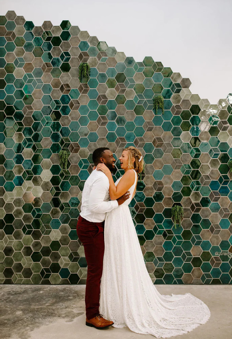Gạch mosaic lục giác tạo nên khu vực chụp ảnh lãng mạn.