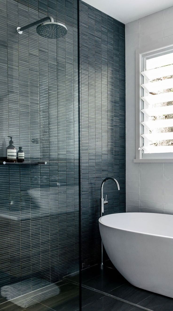 Gạch mosaic ốp nhà tắm dùng cho khu vực xung quanh bồn tắm luôn toát lên vẻ đẹp tinh tế
