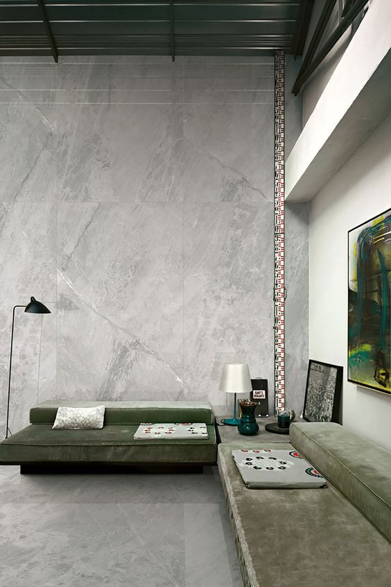 Gạch ốp chân tường phòng khách có sự tương đồng màu sắc với gạch lát nền tạo nên sự dễ chịu cho thị giác.