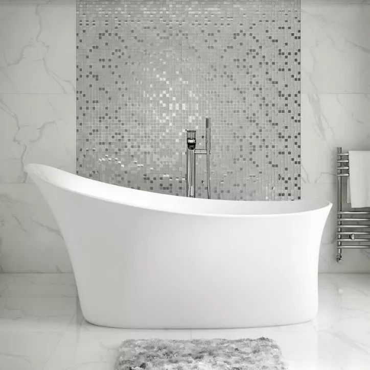Gạch ốp mosaic thủy tinh sau bồn tắm