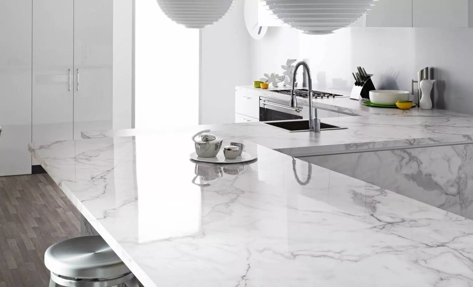 Đá nhân tạo Solid Surface trắng vân mây làm mặt bàn bếp