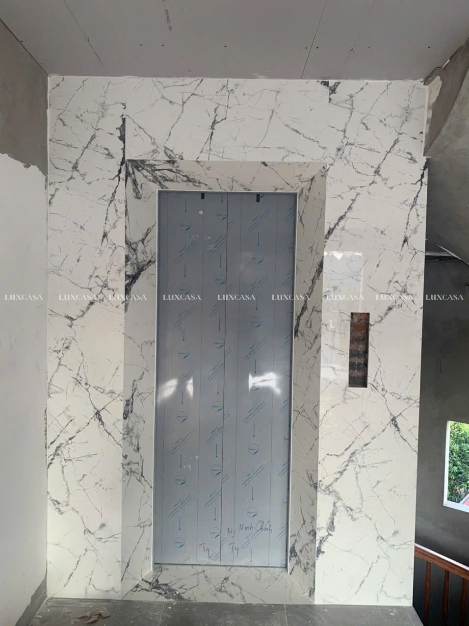 Công trình thực tế đá nung kết ốp thang máy