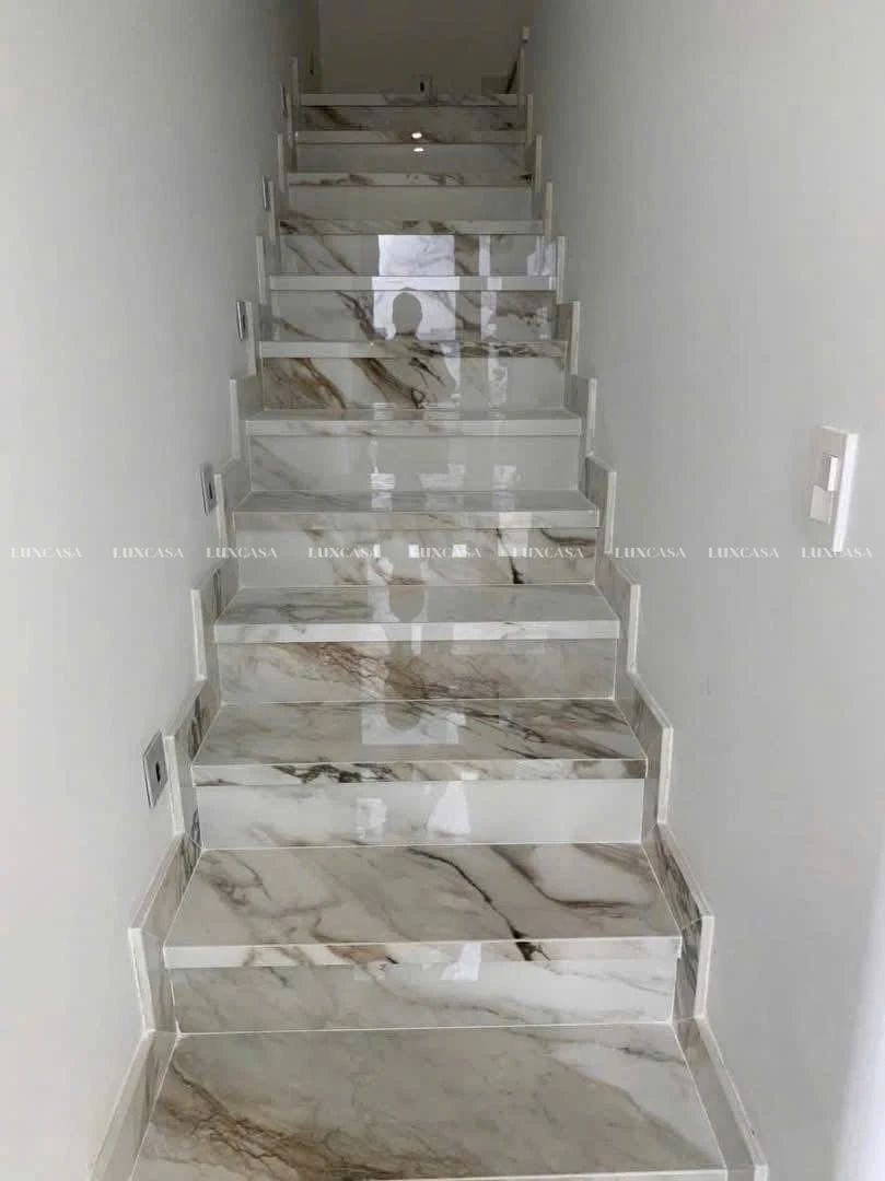 Đá nung kết Calacatta Gold ốp cầu thang