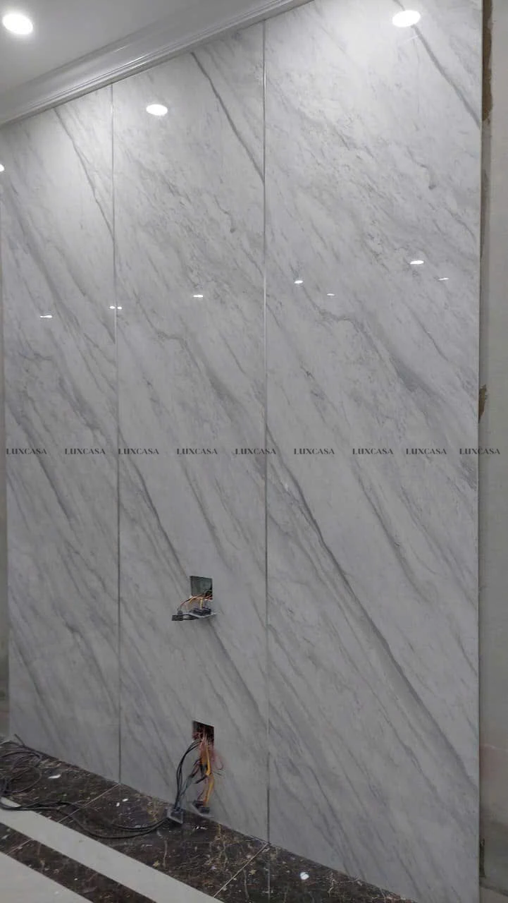 Đá nung kết Carrara ốp tường phòng khách