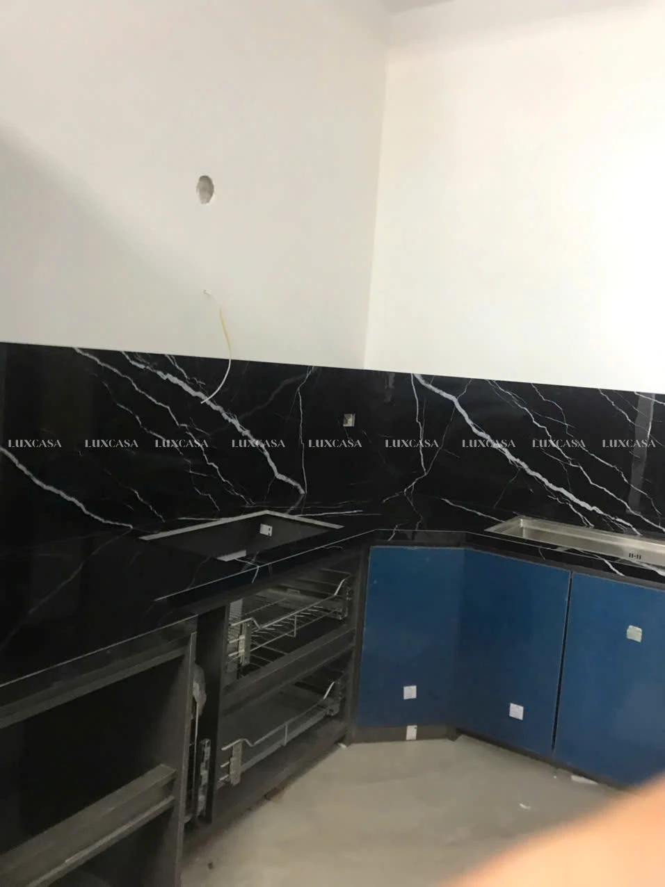 Đá nung kết Nero Marquinaz ốp tường bếp và làm mặt bàn bếp
