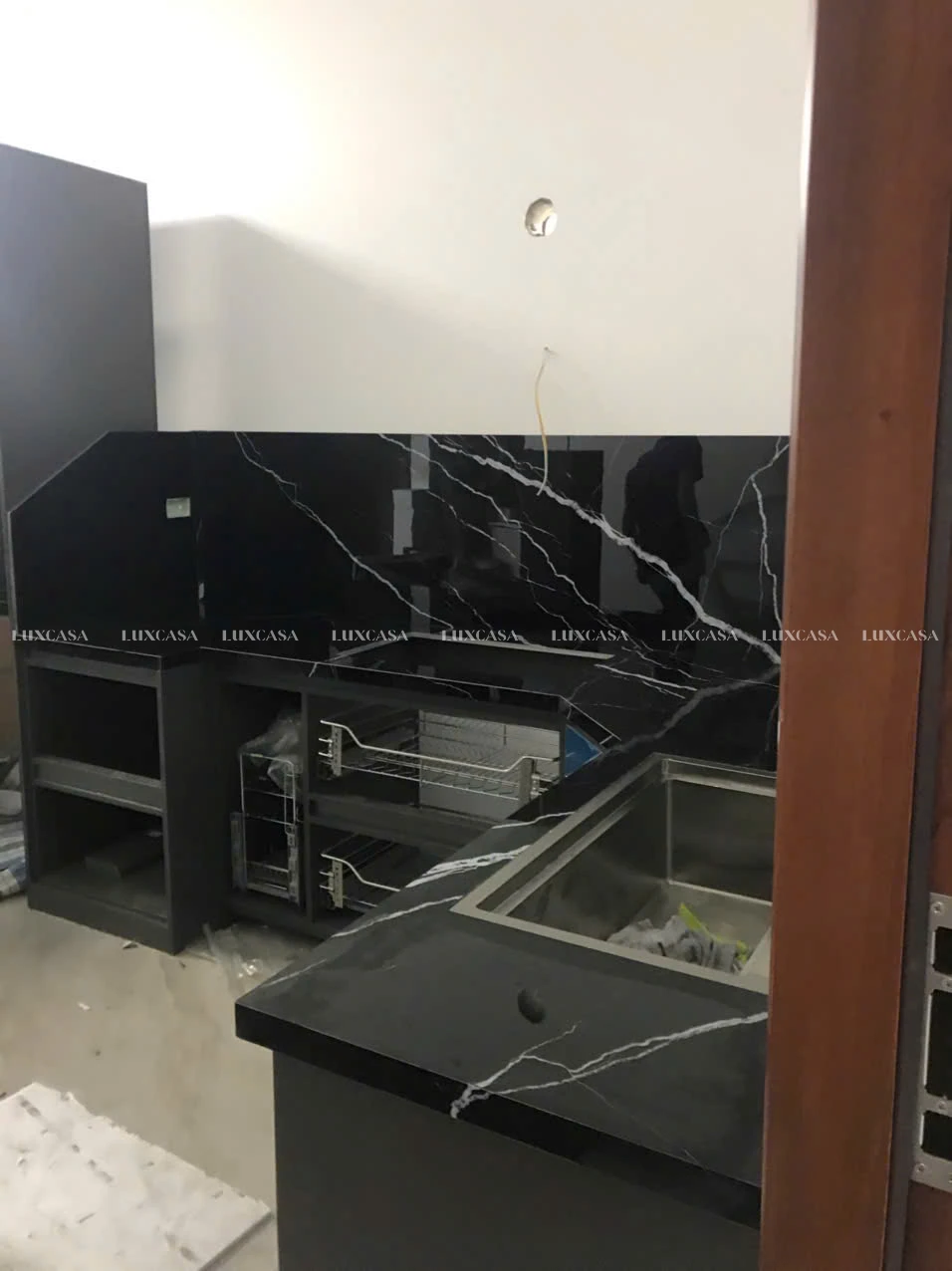 Đá nung kết Nero Marquinaz ốp tường bếp (2)