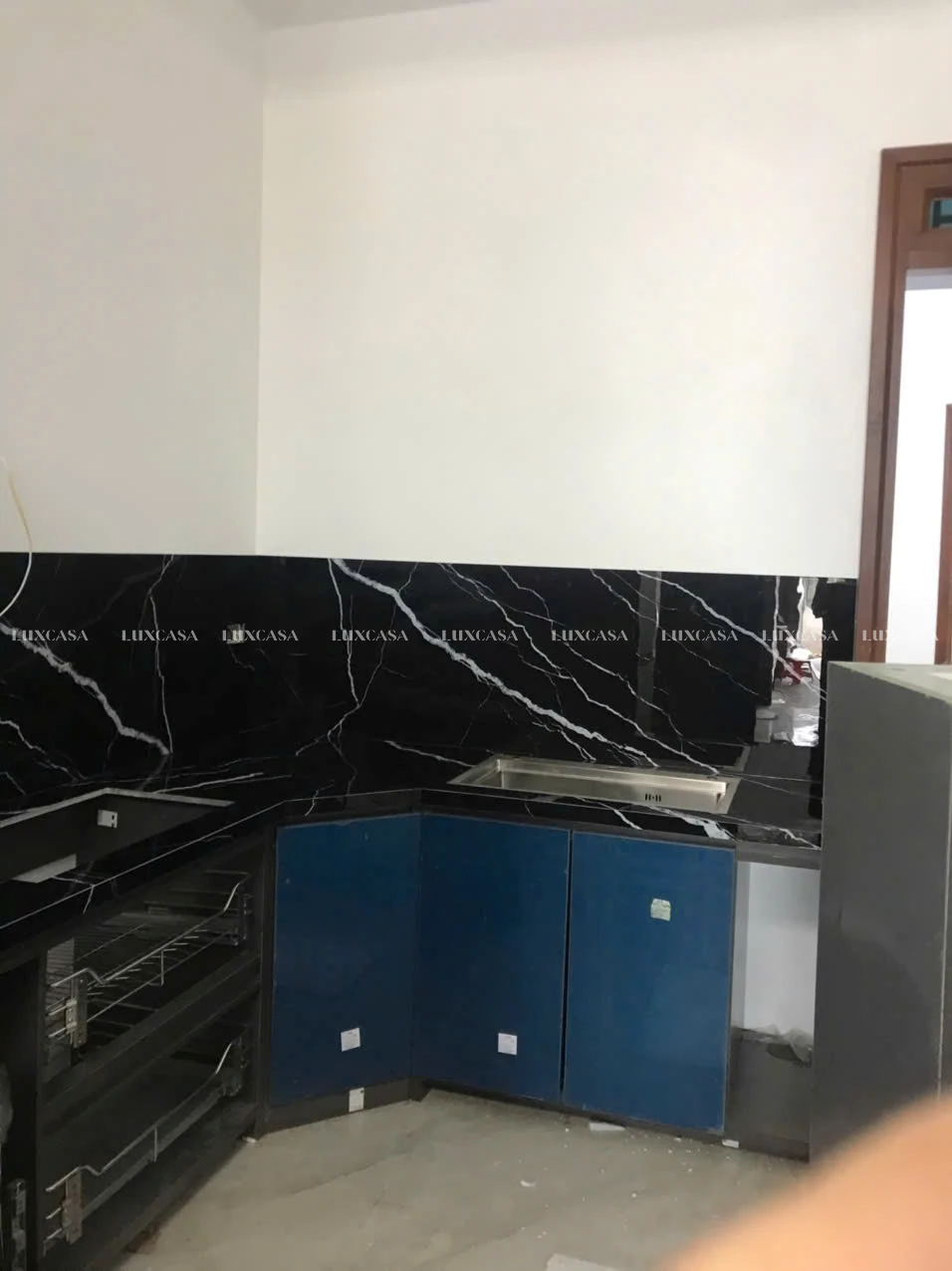 Đá nung kết Nero Marquinaz ốp tường bếp (3)