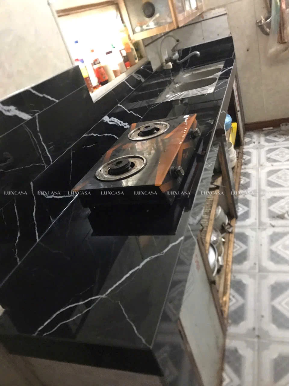 Đá nung kết Nero Marquinaz ốp tường bếp và làm mặt bàn bếp