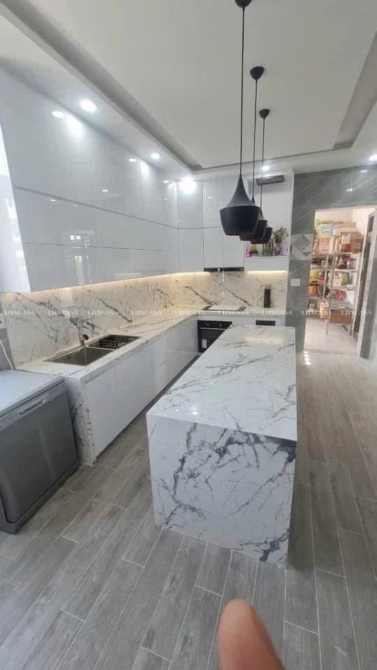 Đá nung kết làm bàn đảo bếp