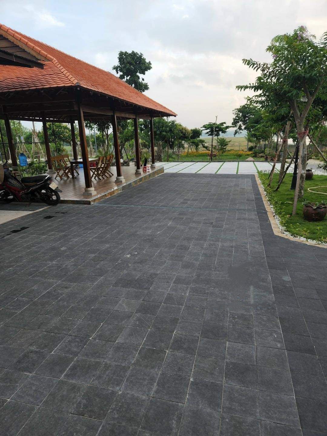 Sử dụng đá bazan khò lửa lát sân ngoài trời