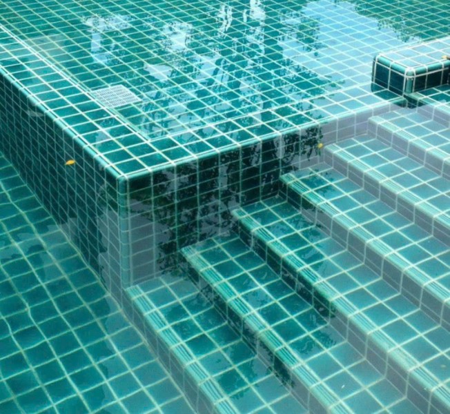Mẫu gạch mosaic màu xanh ngọc lát hồ bơi