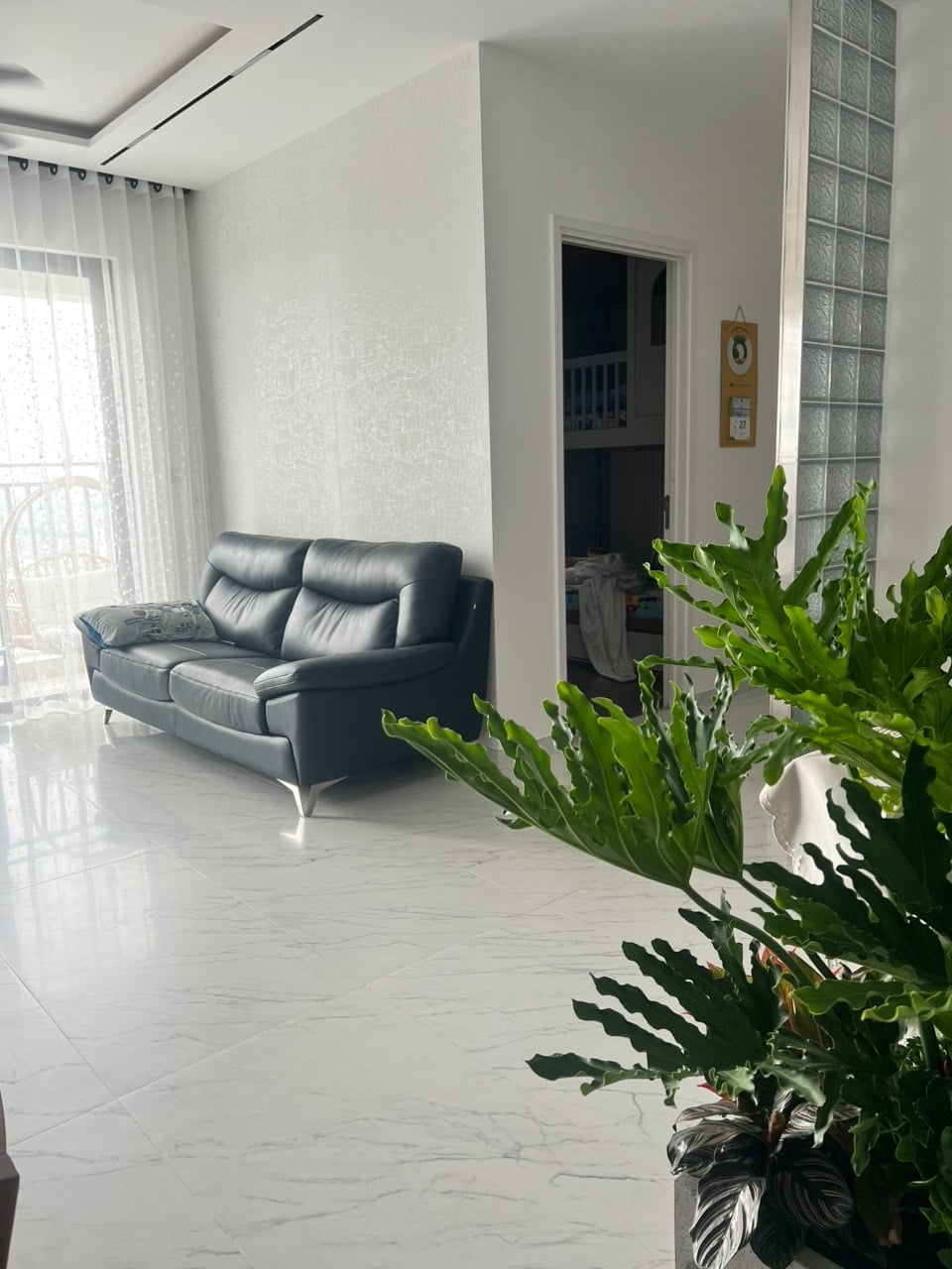 Hình thực tế khách lót gạch 60x120 trắng vân mây rất phù hợp phong cách hiện đại