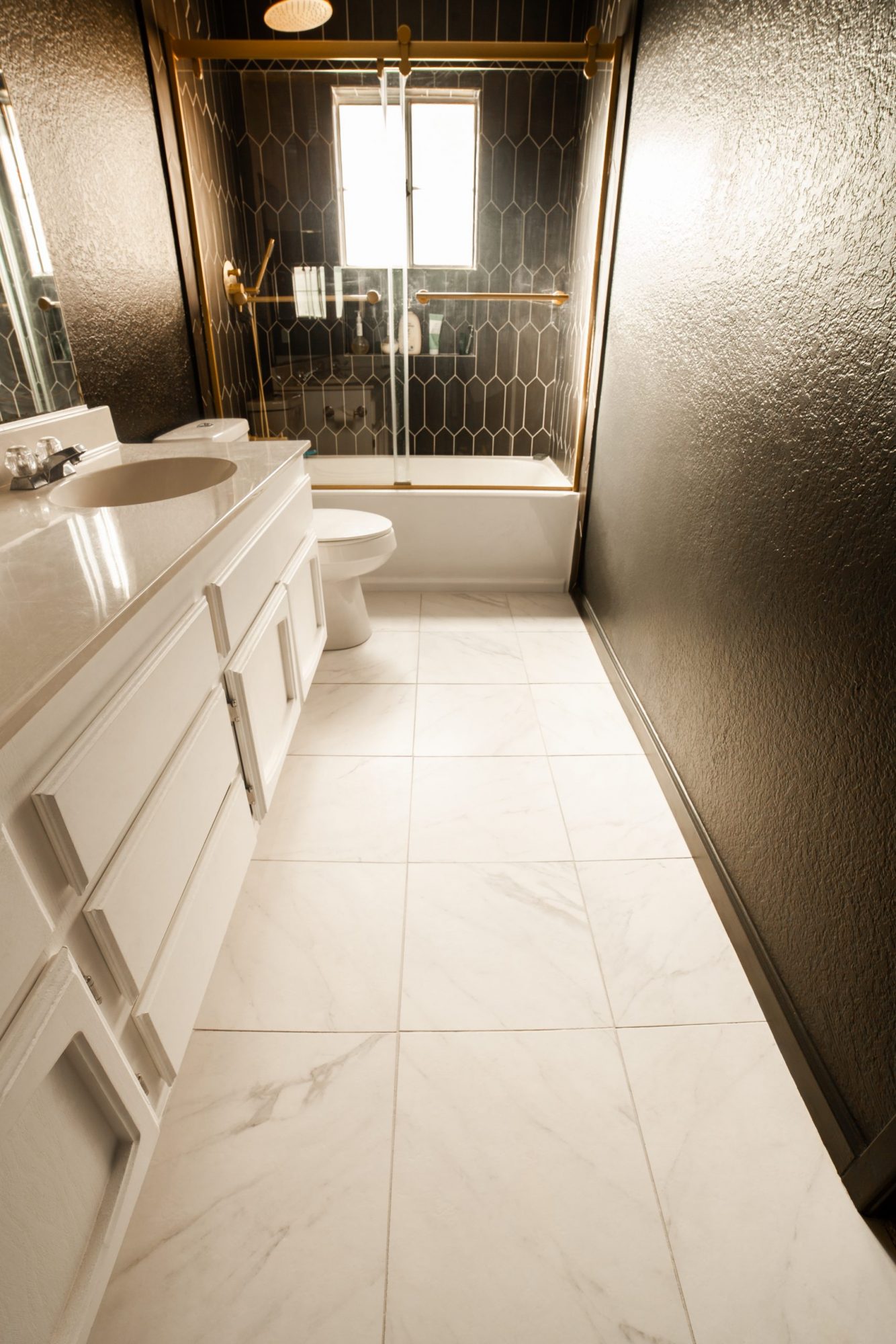 Mẫu gạch lát nhà vệ sinh 30x30 trắng vân mây