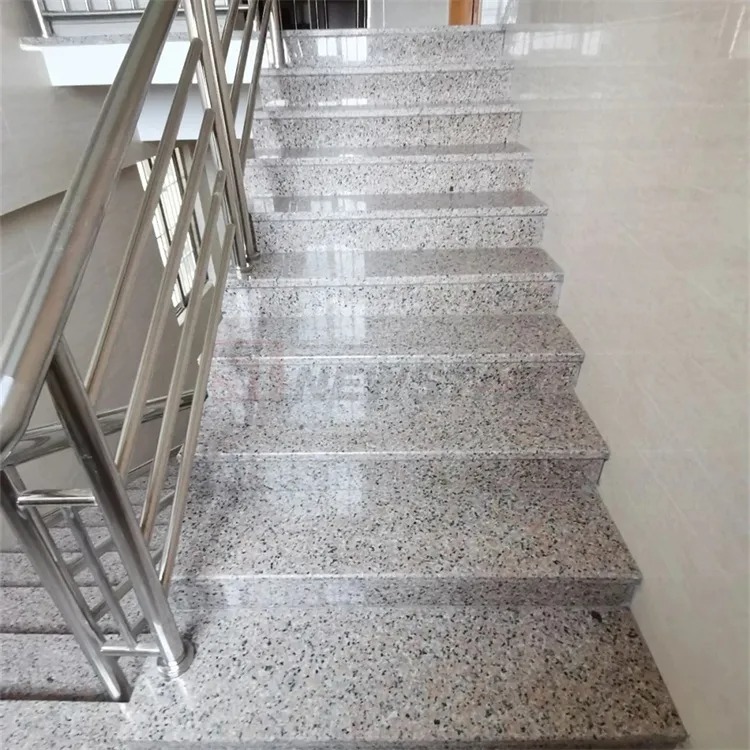 Đá granite lát bậc cầu thang rất phổ biến ở Việt Nam