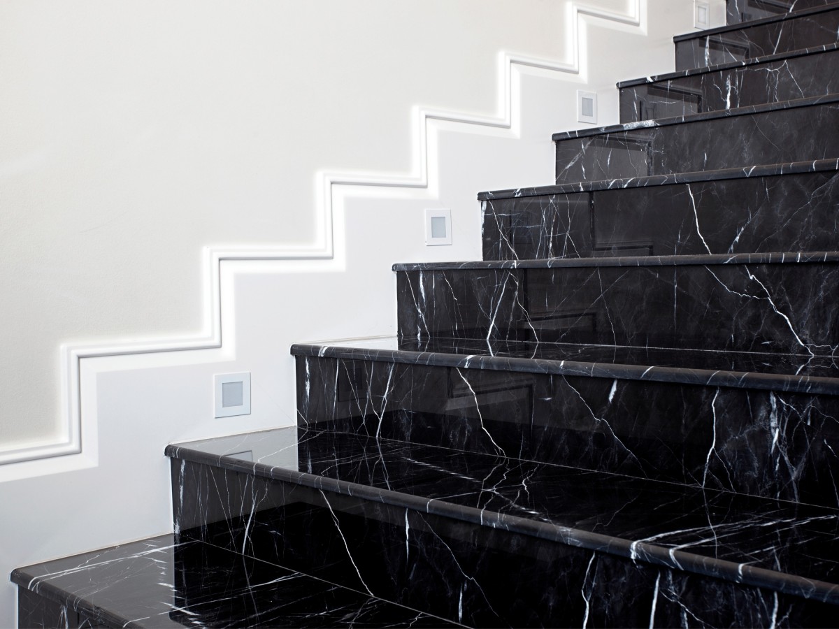 Đá marble lát bậc cầu thang màu đen