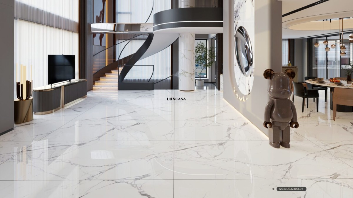 Gạch khổ lớn 1224LUBJ2409L01 với kích thước 1200×2400mm, tông trắng vân khói nhẹ nhàng, mang đến cảm giác rộng thoáng và đẳng cấp cho phòng khách.