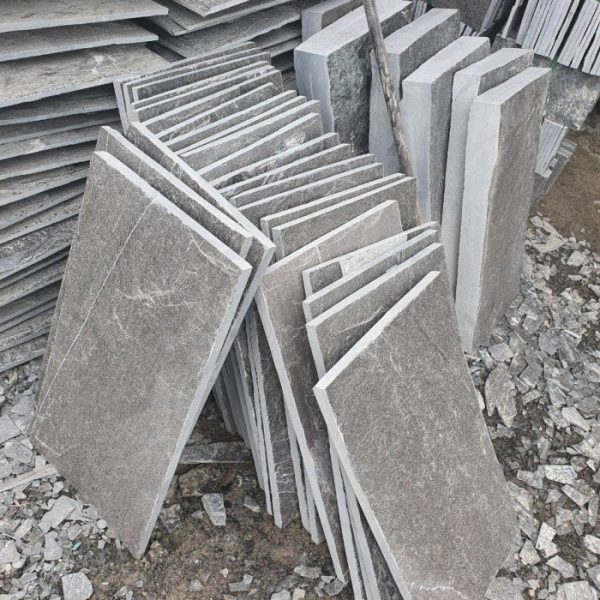 Đá chẻ 30x60 lát sân vườn được nhiều người ưa chuộng