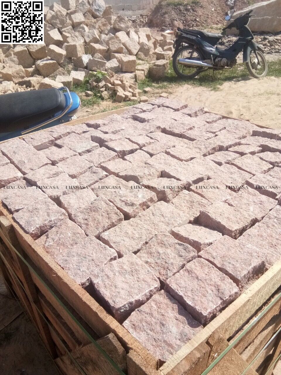 Đá cubic đỏ Bình định