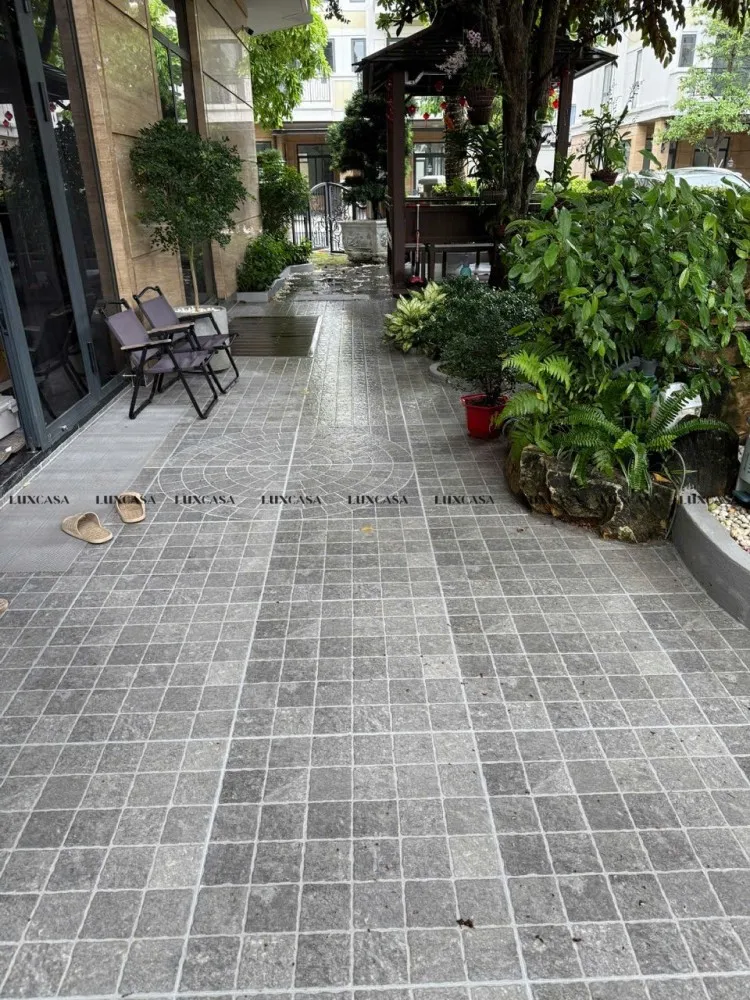 Gạch lát sân tại công trình quận 10