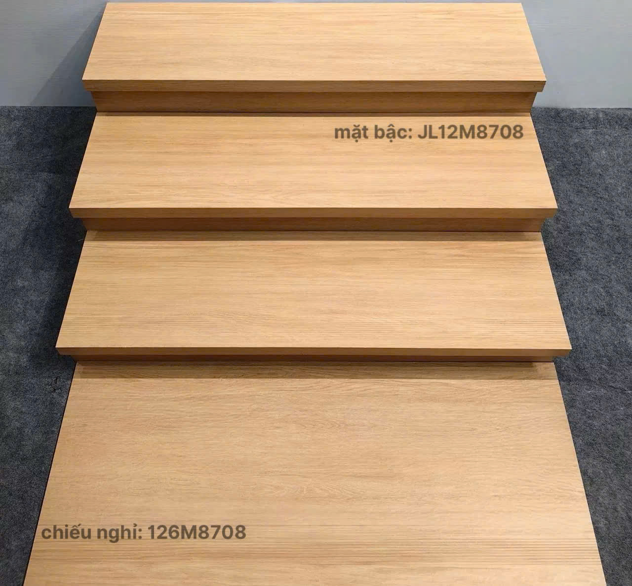 Gạch cầu thang chống trơn LUM8708