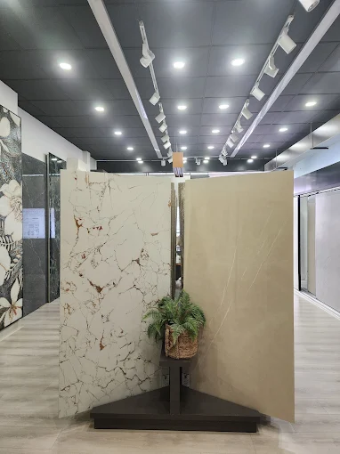 Không gian trưng bày bên trong showroom quận 11