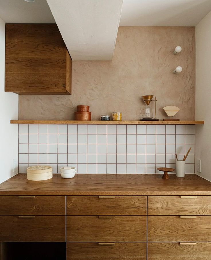 Gạch ốp bếp màu trắng phối với tủ gỗ