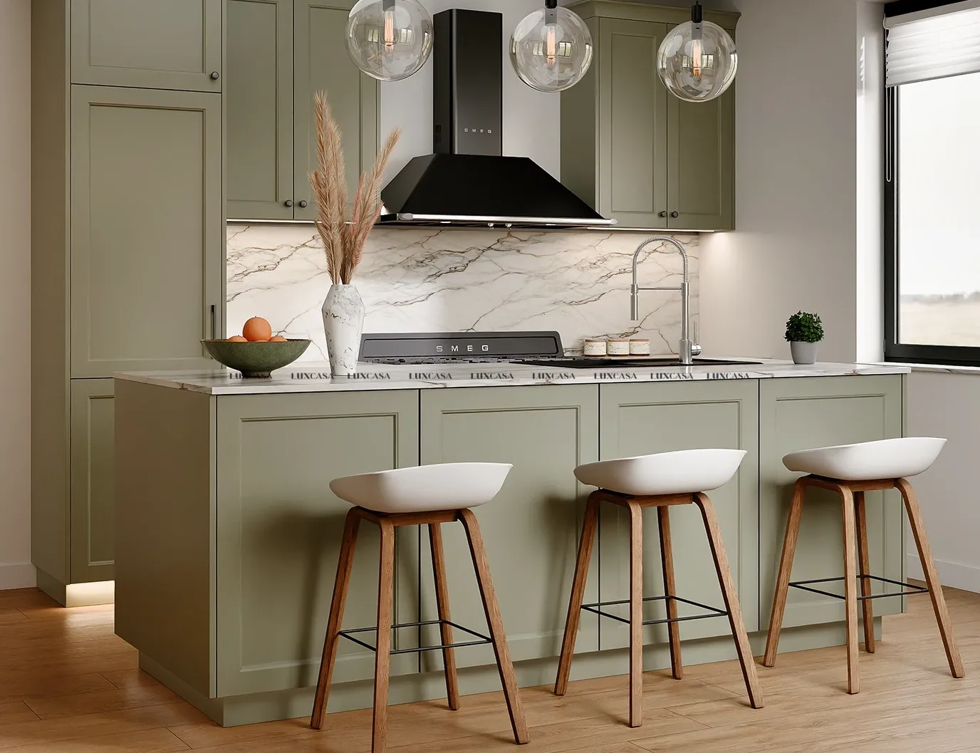 Gạch ốp bếp màu trắng phối với tủ màu xanh