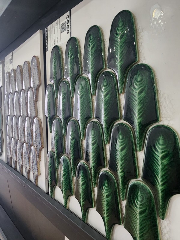 Hình thực tế 2 mẫu gạch mosaic lông vũ