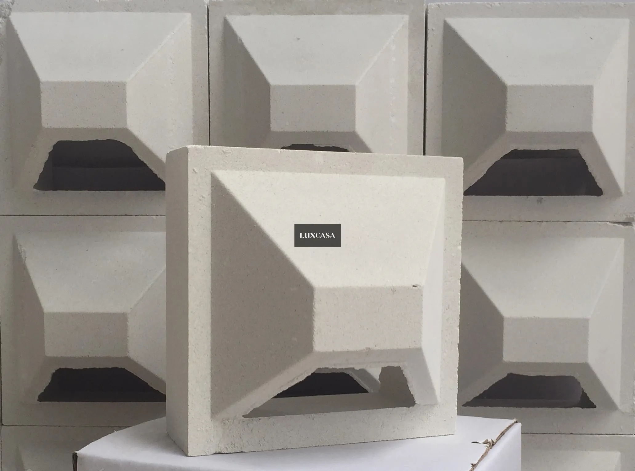 Gạch bông gió bánh ú xi măng chắn mưa hiệu quả 90%