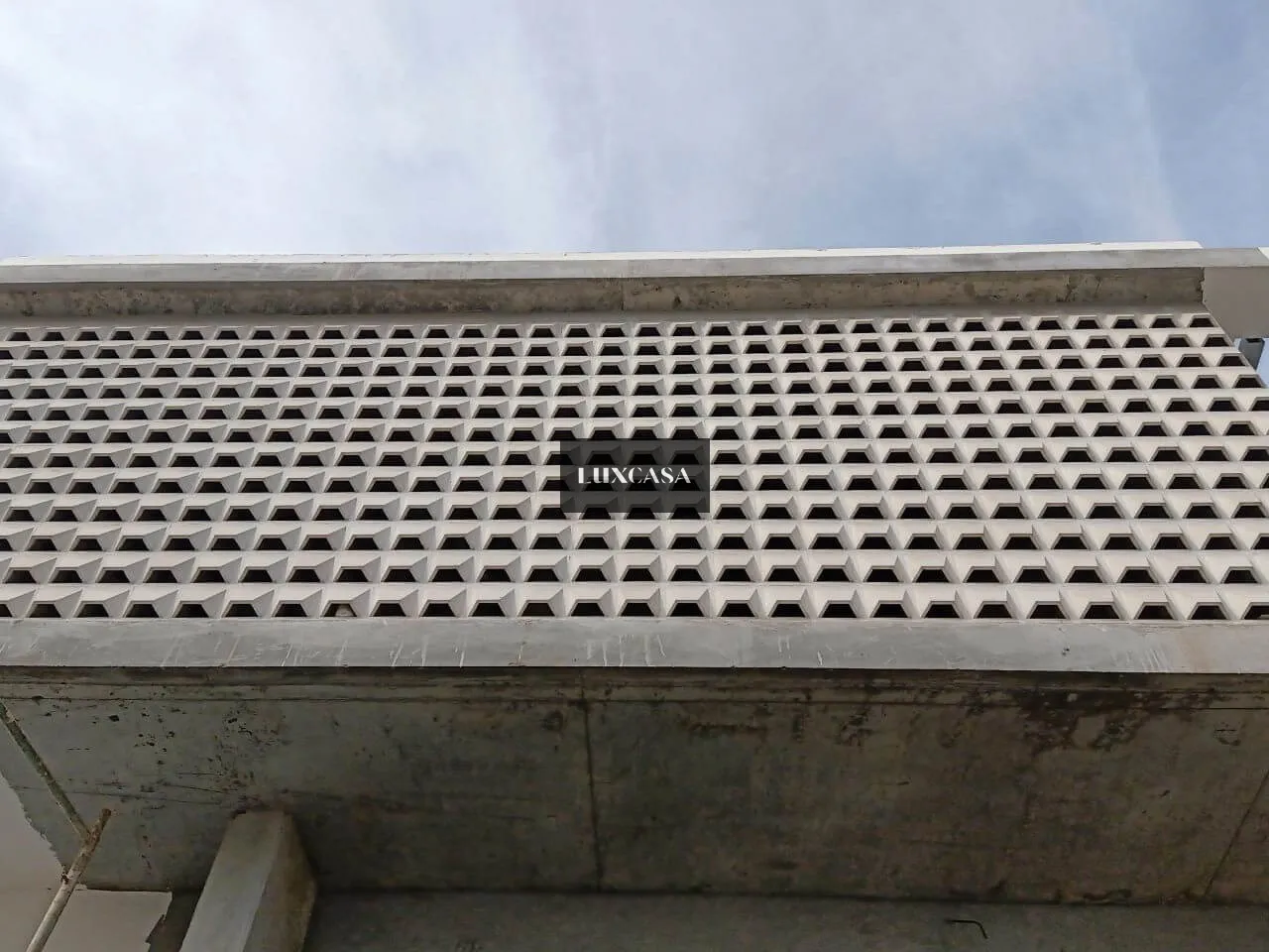 Gạch bông gió bánh ú vừa chắn mưa vừa thông gió