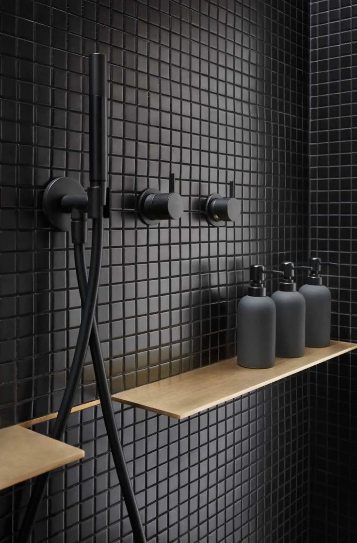 Gạch mosaic đen hình vuông ốp nhà tắm