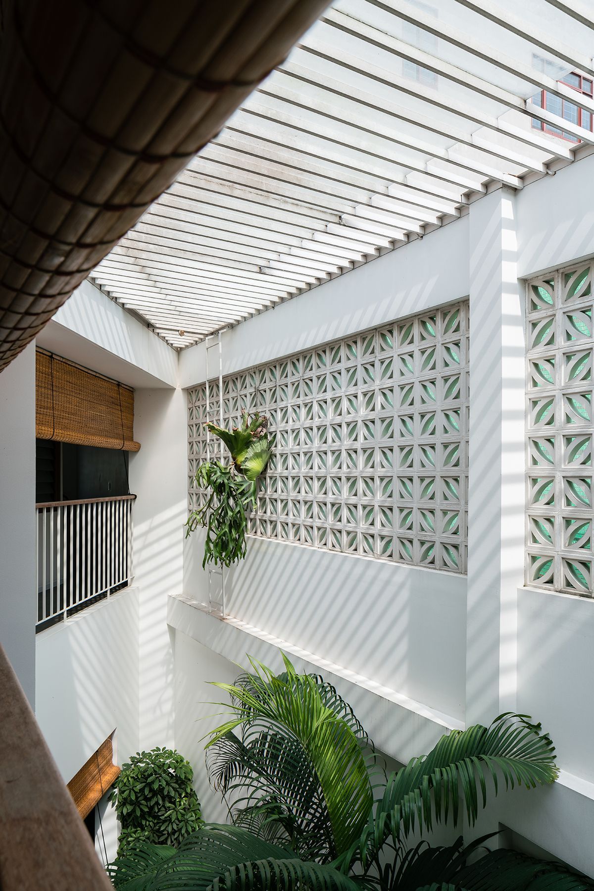Gạch thông gió sơn trắng