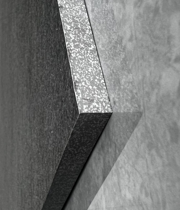 Xương gạch đồng chất có màu cùng với lớp men phù hợp với nơi đi lại nhiều