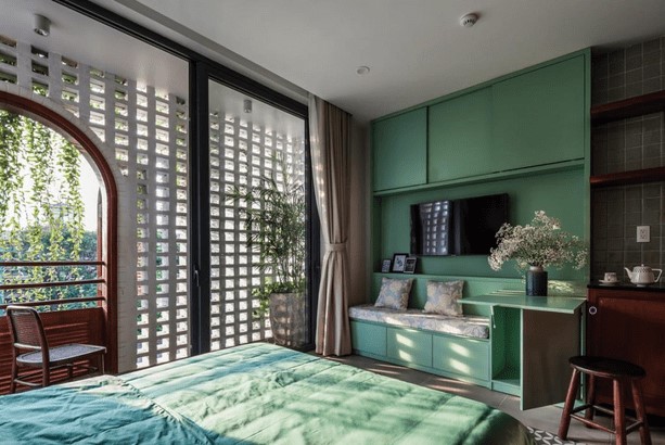 Sử dụng cửa kính với gạch bông gió để chắn mưa cho phòng ngủ