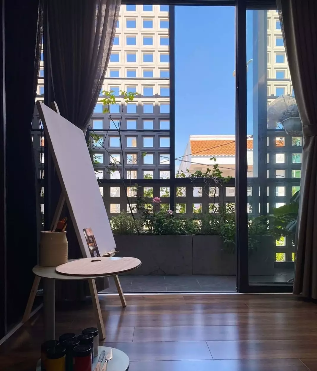 Sử dụng cửa kính với gạch bông gió để chắn mưa