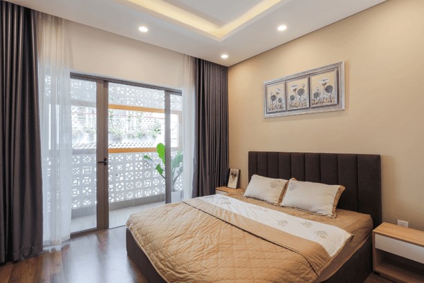 Sử dụng cửa kính với gạch bông gió để chắn mưa cho phòng ngủ