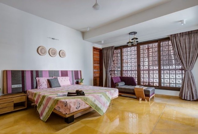 Sử dụng cửa kính với gạch bông gió để chắn mưa cho phòng ngủ