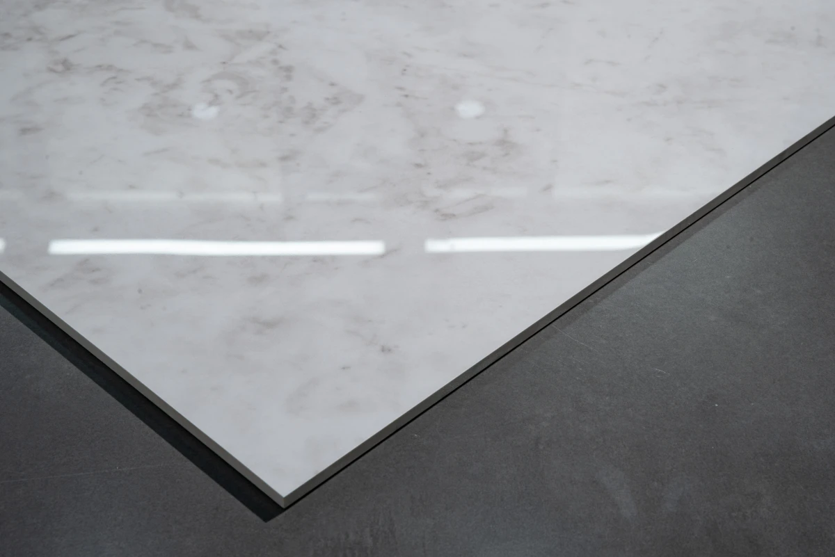 Bề mặt bóng gạch 750×1500 màu trắng 715LUNGT